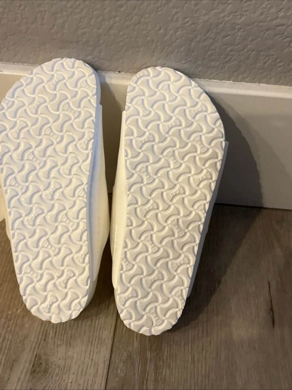 EUC Birkenstock Kids Arizona EVA Sandals White Slip-On Size 33 EU 2 US